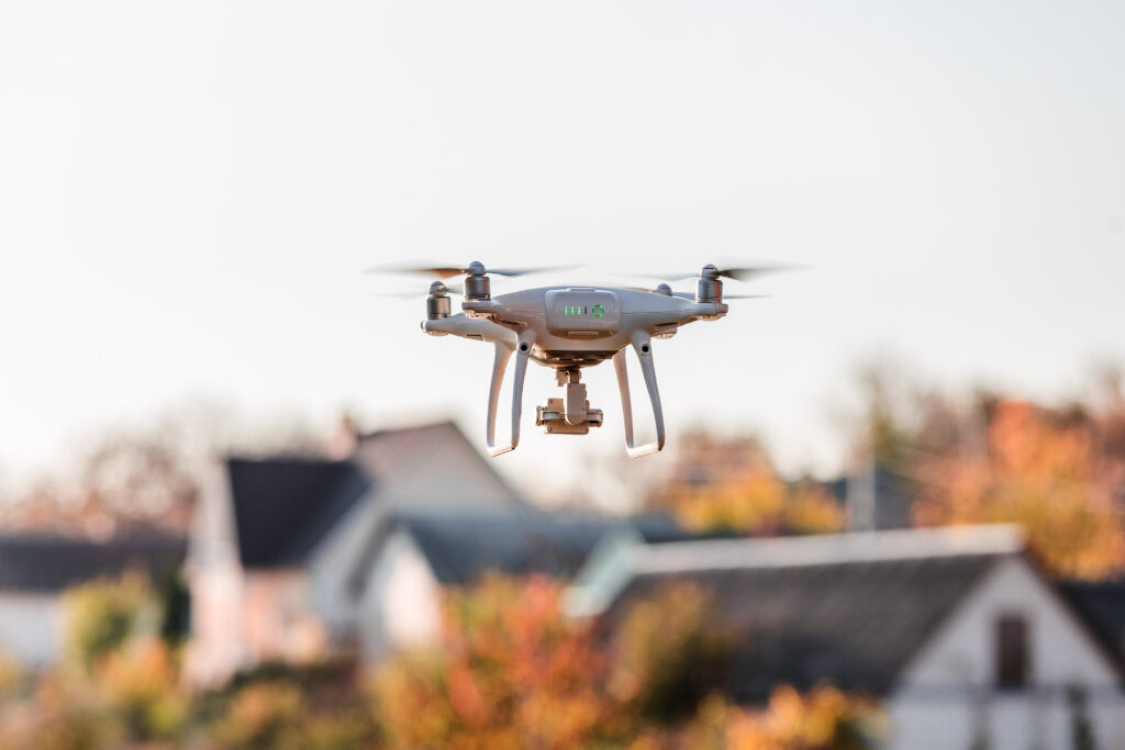 Drohne fliegt vor dem Haus Immobilienfotografie