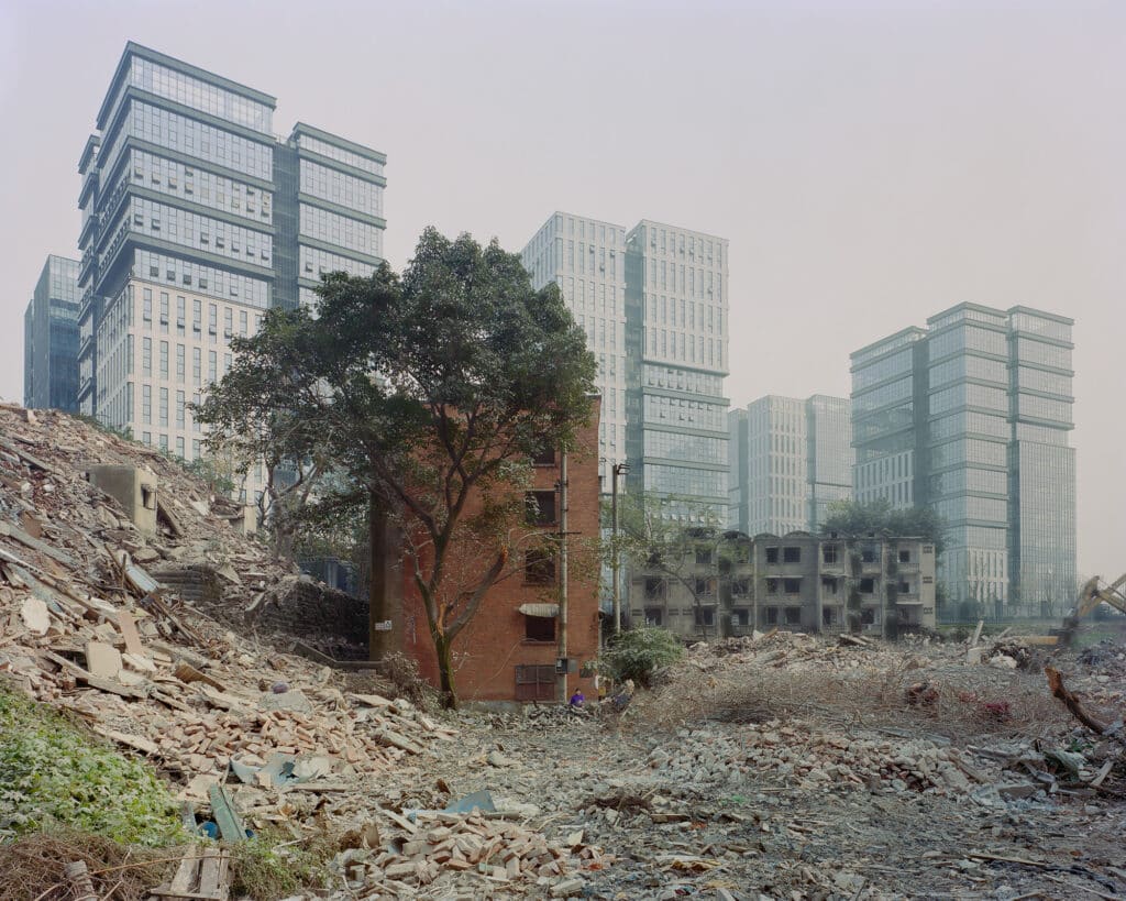 un solitario edificio abandonado se alza en las afueras de las urbanizaciones de una gran ciudad