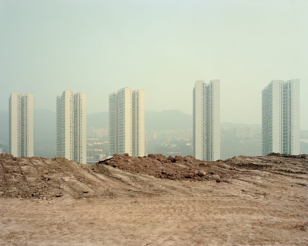grandes edificios en construcción a lo lejos, urbanización de terrenos fotografía de gran formato