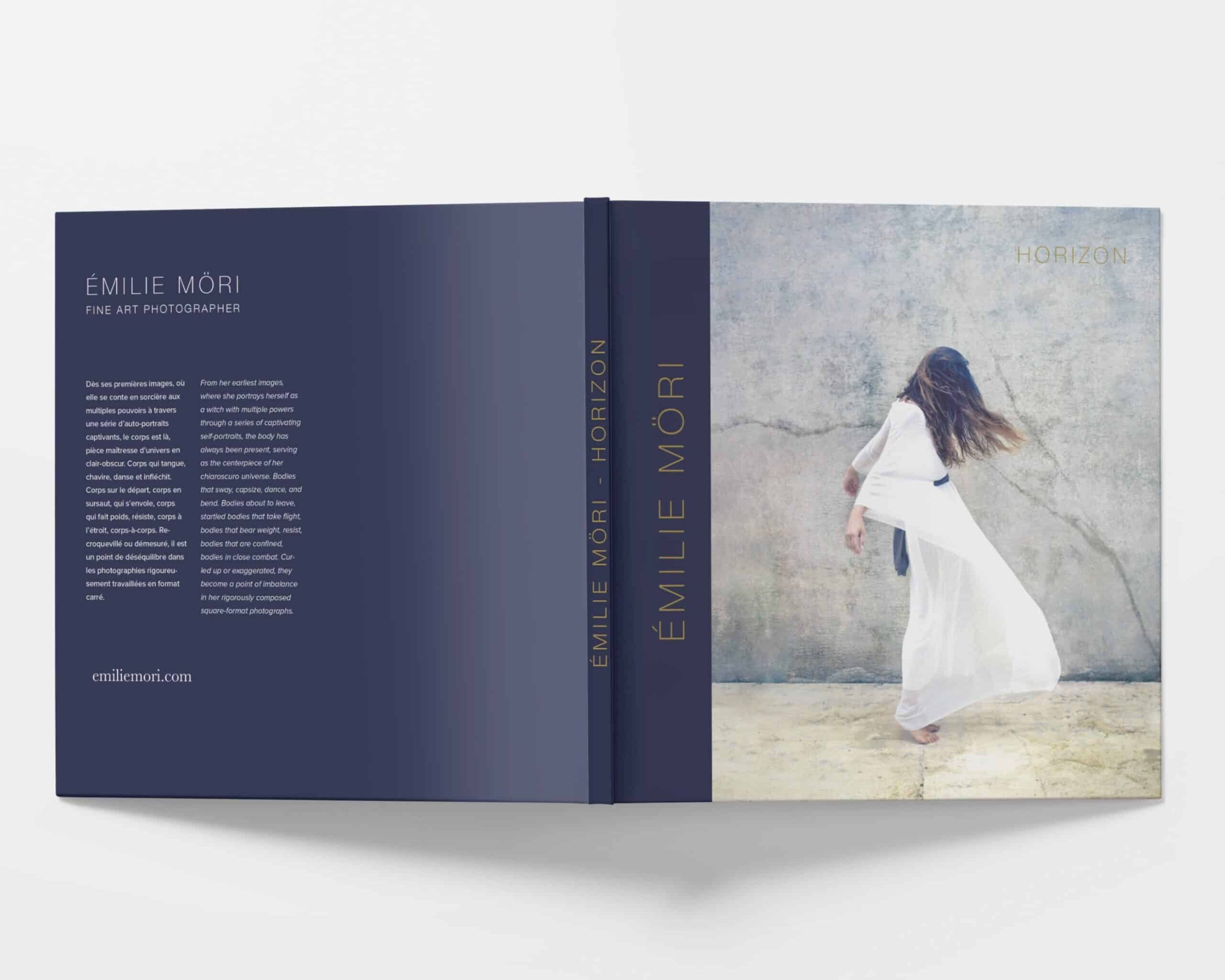 Vorder- und Rückseite des neuen Fotobuchs "Horizon" von Emilie Möri liegen aufgeschlagen auf einer weißen Fläche mit dem Cover nach oben.