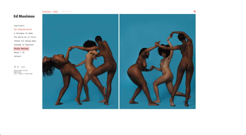 Trois femmes noires nues dansent sur un fond bleu.