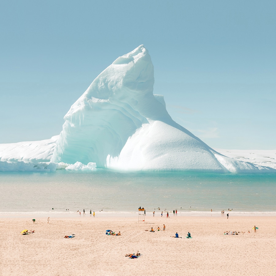 Kompositbild eines im Meer schwimmenden Gletschers an einem Strand mit Menschen, mit dem Titel "globale Erwärmung" von Émilie Möri