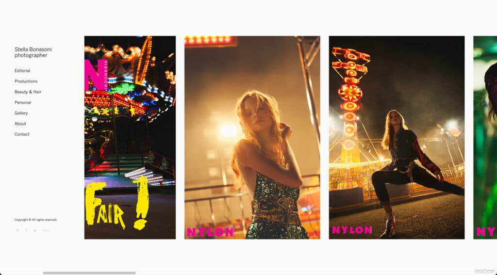 Trois photos de mannequins dans une fête foraine nocturne ; l'une en robe à paillettes, l'autre en veste en jean, et une troisième partiellement visible.