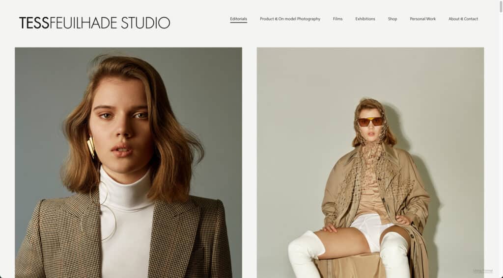 Deux photos de mode ; une femme en blazer marron et boucles d'oreilles en or, une autre en manteau beige et bottes blanches.