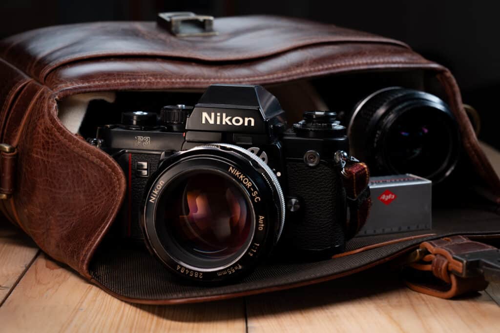 Antike Nikon F3 Kleinbildkamera mit Agfa-Film. Dieses fotografische Format hat ein Seitenverhältnis von 3:2. Bogota, Kolumbien. 4. März 2025.