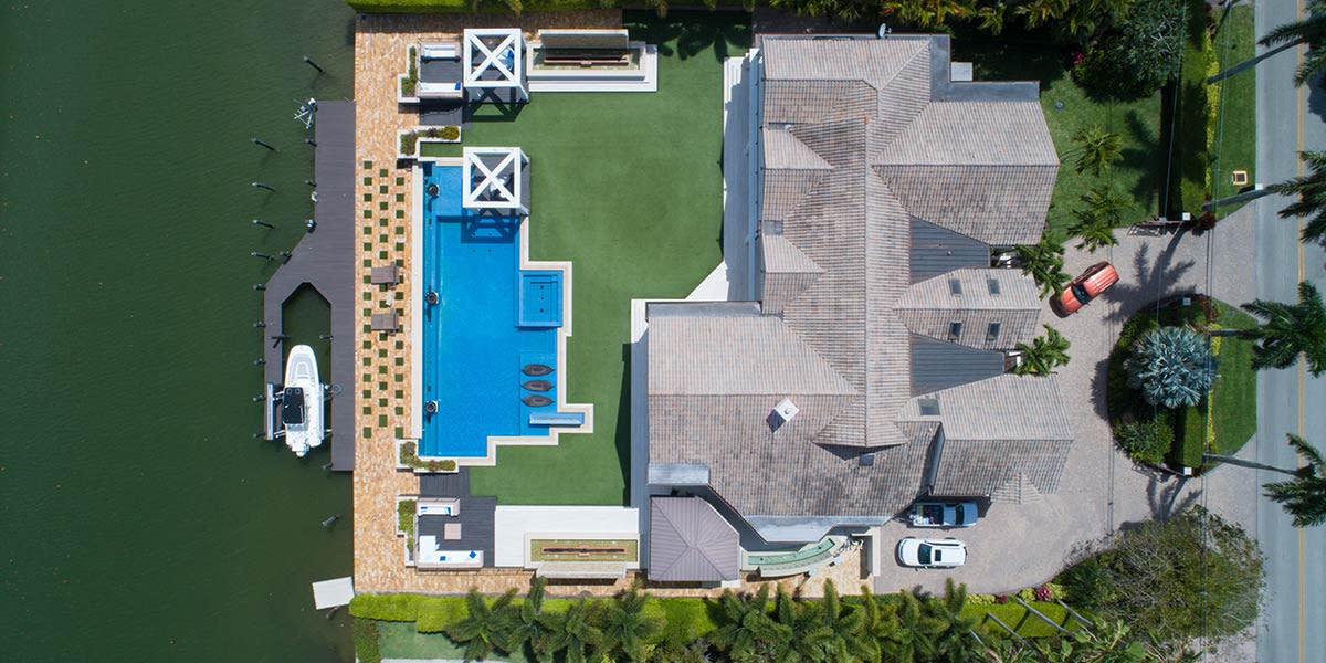 Photographie aérienne de l'état réel d'une maison sur l'eau