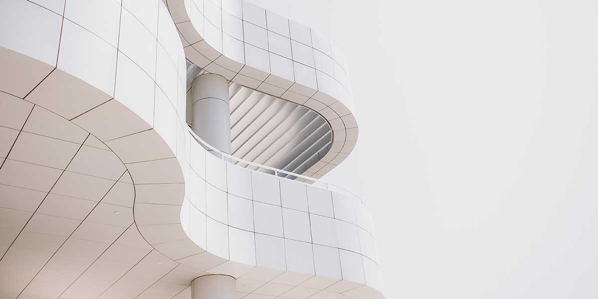 Fotografía arquitectónica de un edificio blanco y ondulado