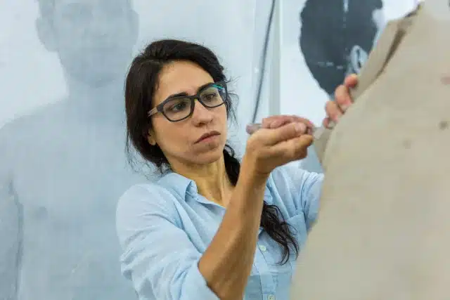 Les sculptures de Cristina Cordova, à la fois terreuses et d'un autre monde