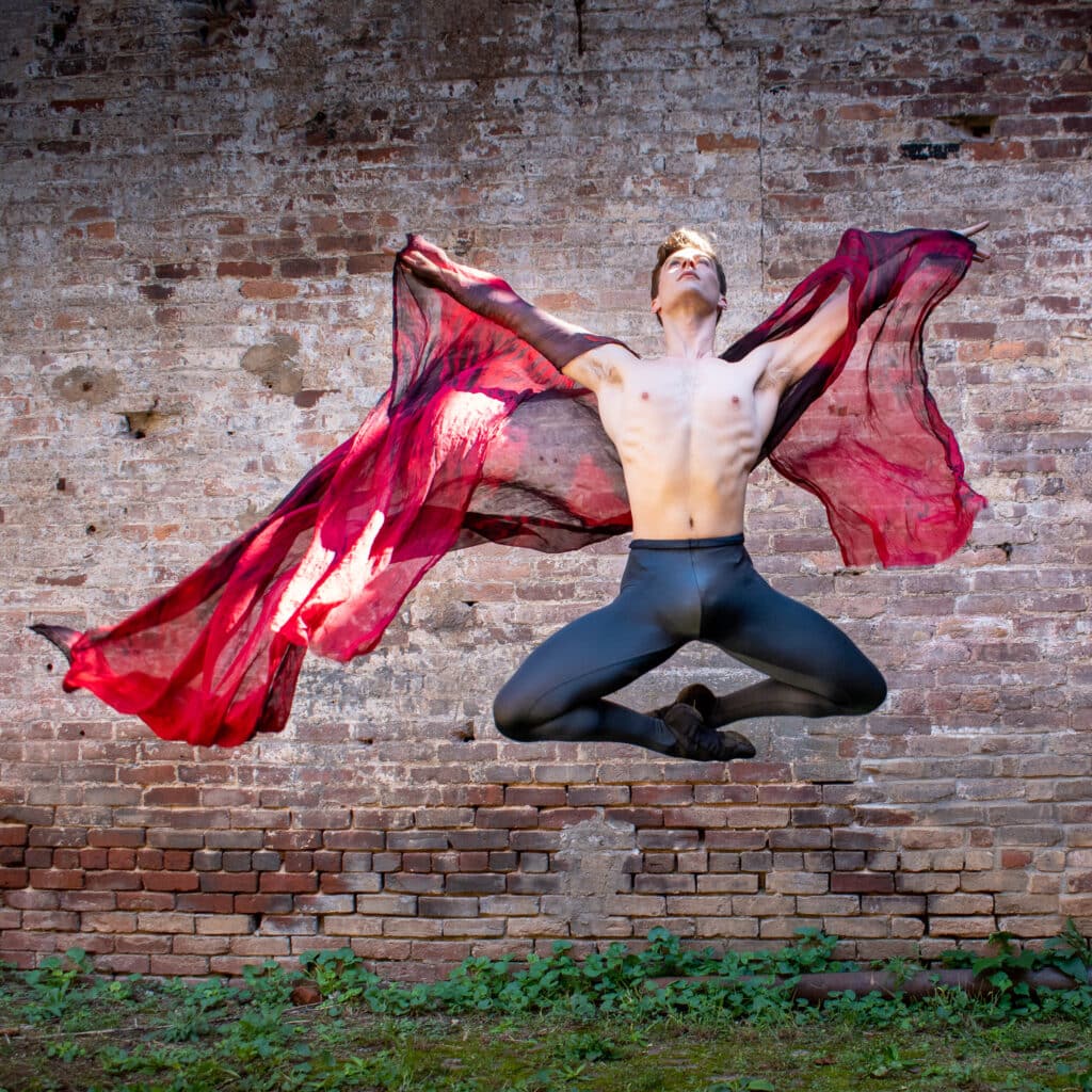Brian Bates photographie une danseuse bondissante avec une écharpe rouge