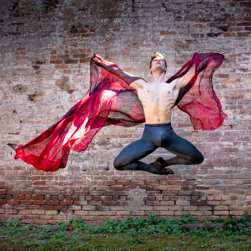 Fotografia de Brian Bates de uma dançarina saltando com um lenço vermelho