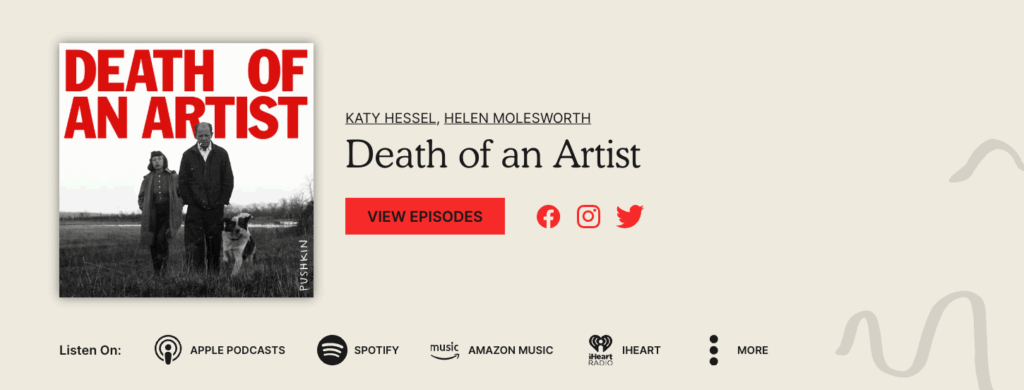 A imagem é uma capa de podcast para "Death of an Artist" (Morte de um artista) de Katy Hessel e Helen Molesworth, com uma foto em preto e branco de um homem e uma mulher em um campo com um cachorro. O título "DEATH OF AN ARTIST" (Morte de um artista) é exibido em grandes letras vermelhas acima da foto.