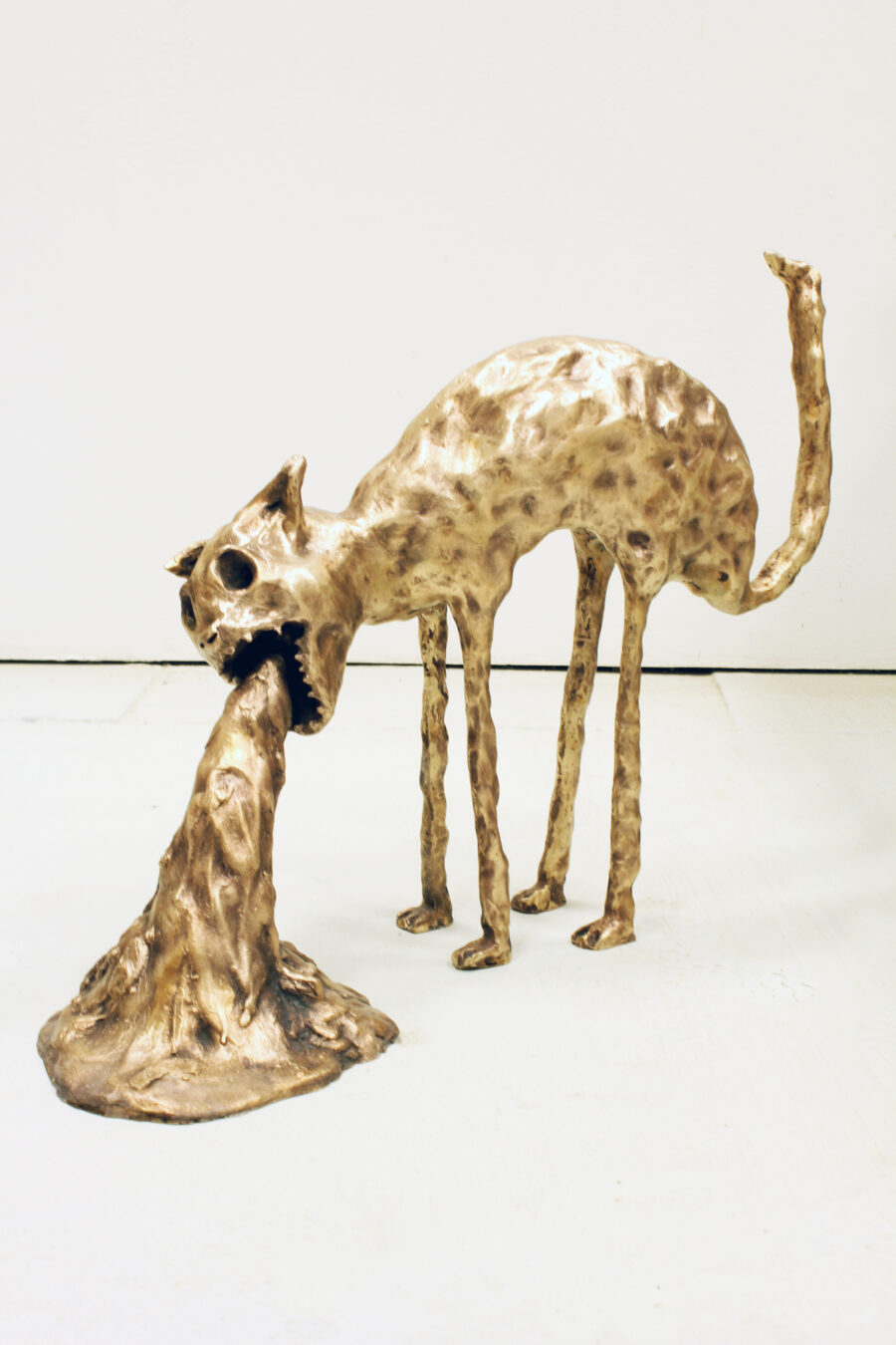 Kotzende Katze Puking Cat bronze 2015 Frieren Room