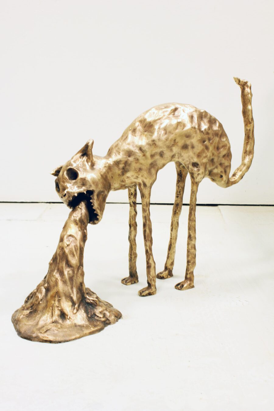 Kotzende Katze Puking Cat bronze 2015 Frieren Room