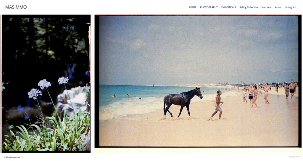 La imagen muestra dos fotografías una al lado de la otra: a la izquierda, un primer plano de flores moradas en un jardín, y a la derecha, una escena de playa con un niño guiando un caballo oscuro por la orilla, con gente nadando y tomando el sol al fondo. Sitio web de la cartera fotográfica de Marcia Simoes, alias Masimmo.