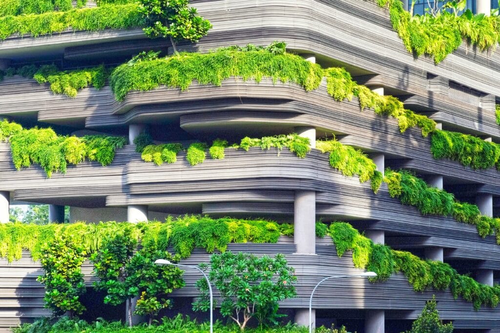 Image de jardins bordant les côtés d'un parking