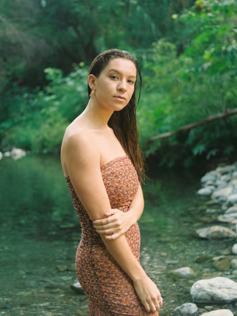 Jessica Castro photographie devant l'eau