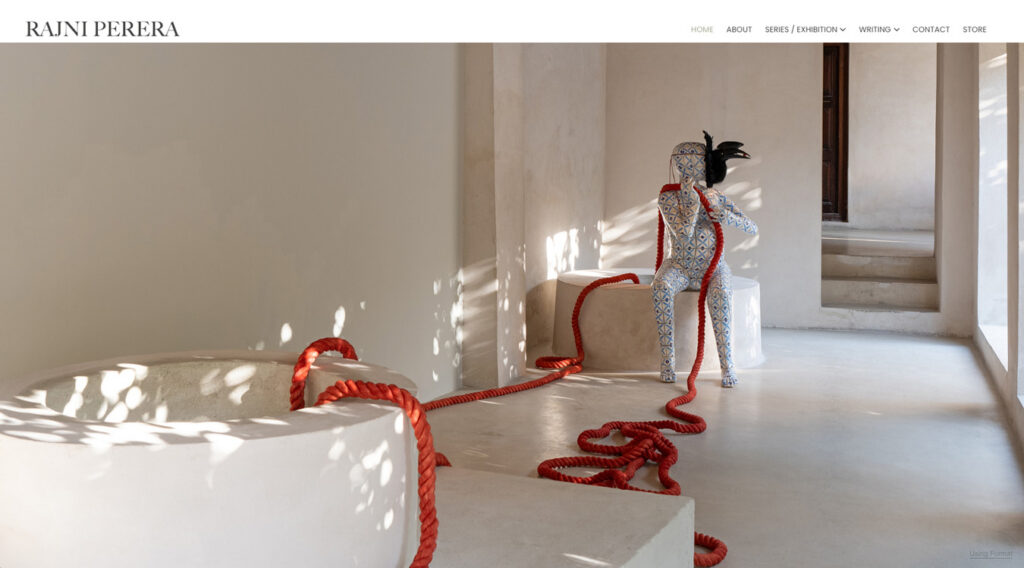 Site web de Rajni Perera. Une silhouette aux motifs abstraits est assise sur une structure blanche, reliée par une épaisse corde rouge à d’autres structures blanches, dans un espace lumineux et minimaliste. Les rubriques sont les suivantes : ACCUEIL À PROPOS SÉRIES / EXPOSITIONS TEXTES CONTACT BOUTIQUE.