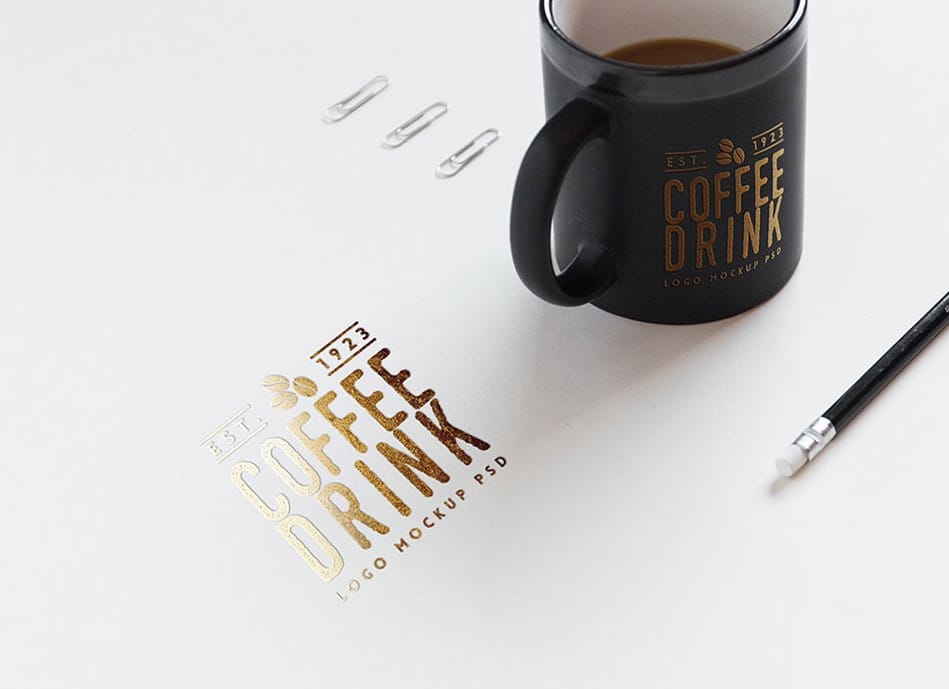 Logotipo dorado realista en taza y papel