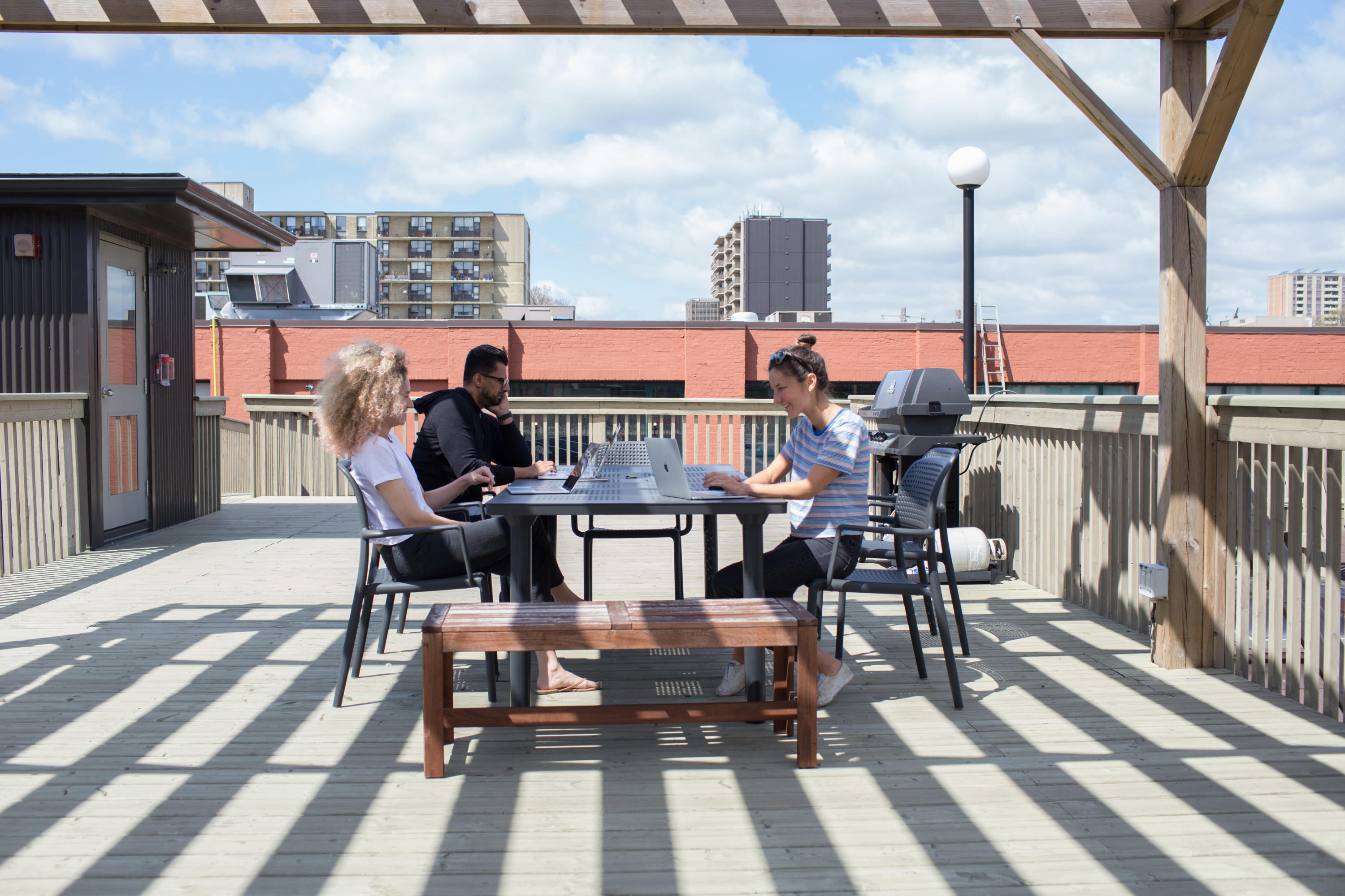 Passez vos après-midis à travailler sous le soleil