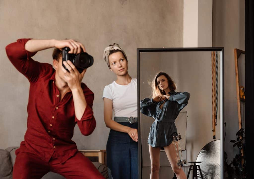 Fotógrafo fotografando modelo para fluxo de trabalho