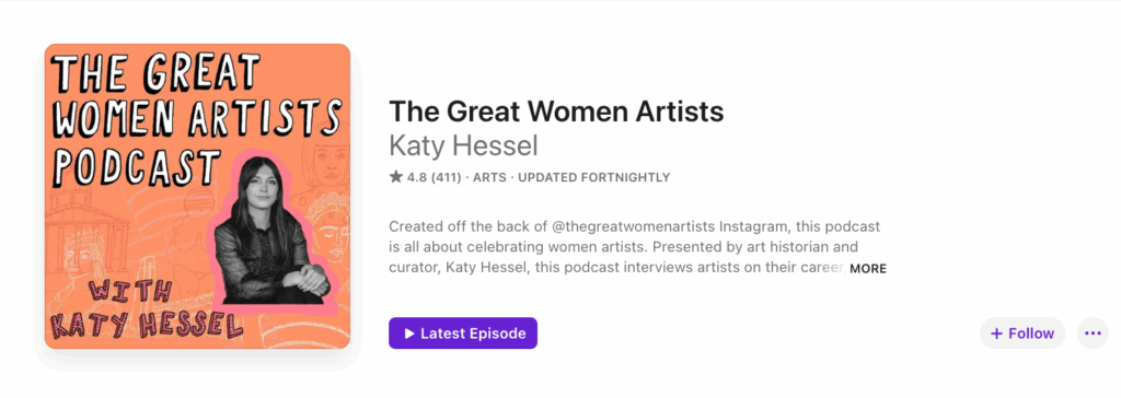 A imagem é a arte da capa do "The Great Women Artists Podcast", com um retrato de Katy Hessel sobre um fundo cor de pêssego com desenhos de linhas de artistas famosas e marcos arquitetônicos. O título do podcast e "with Katy Hessel" (com Katy Hessel) estão escritos em negrito, em um texto delineado em preto com bolinhas.
