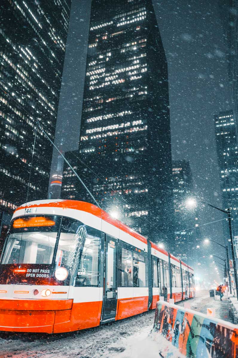 Toronto-neige-chute-avec-voiture-de-rue-2