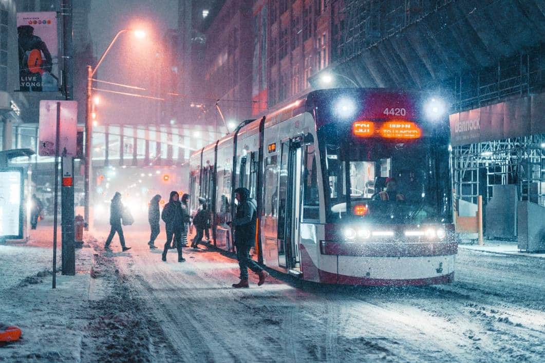 Caída de nieve en Toronto con un tranvía por la noche