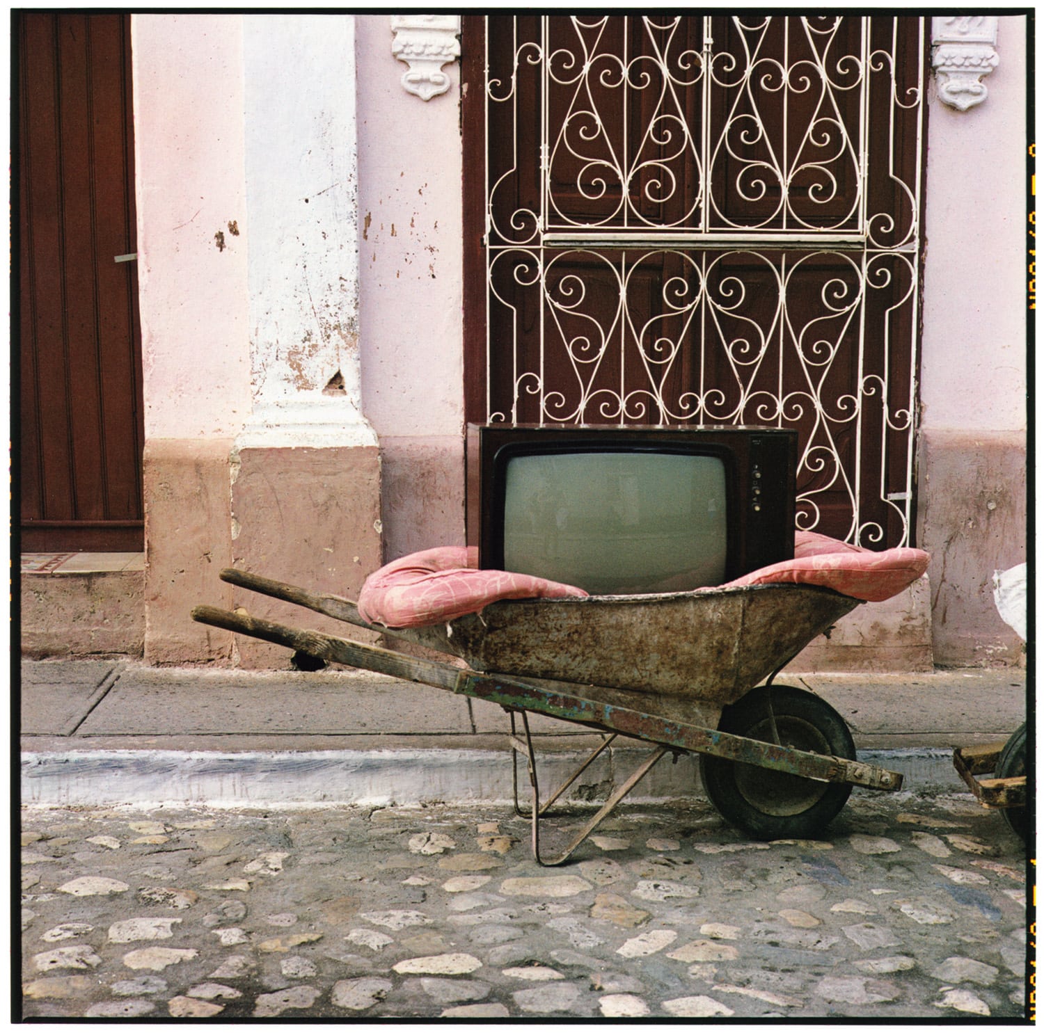 Zoe_Leonard_TV_Wheelbarrow_1