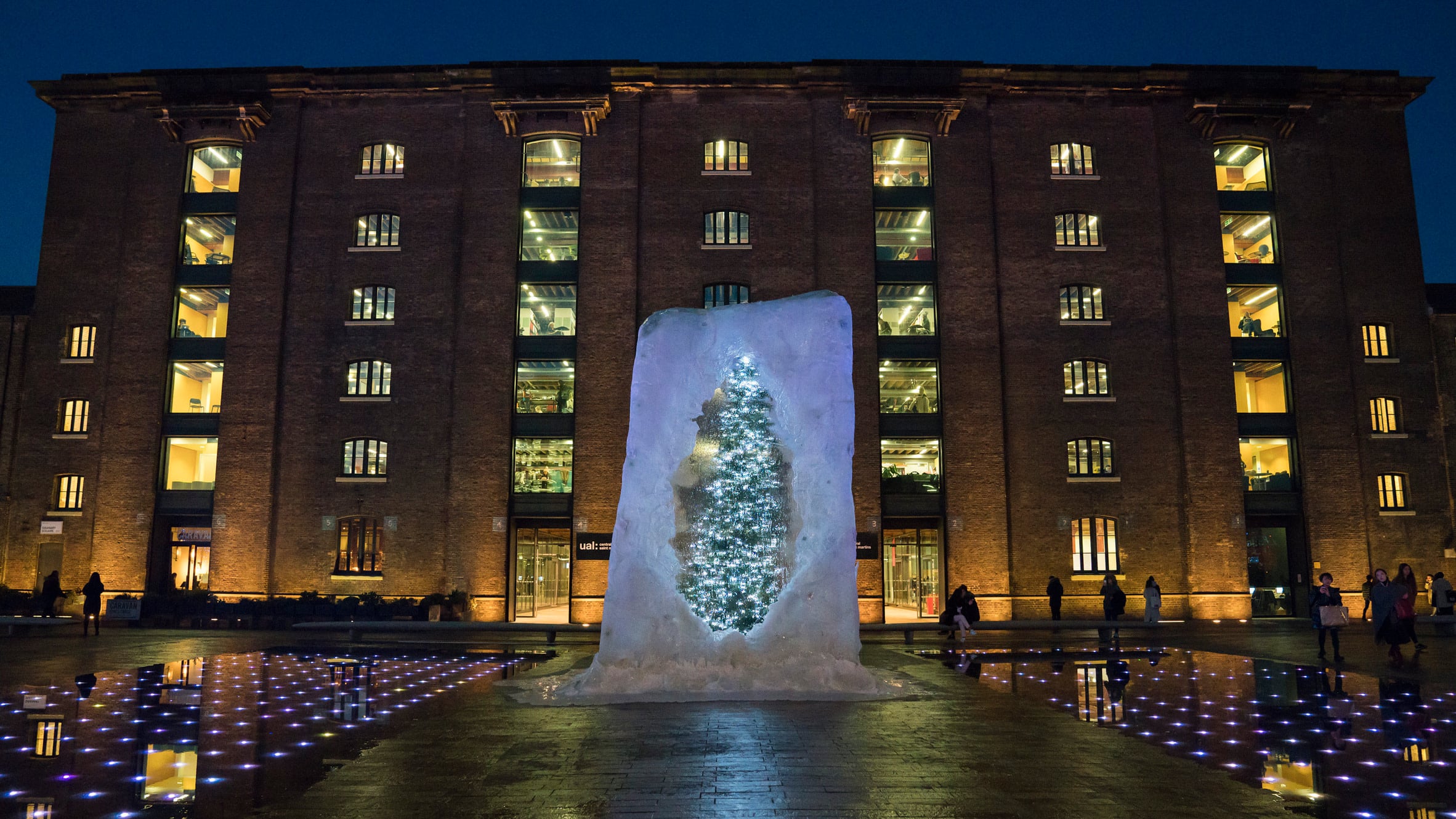 alex-chinneck-arbre-de-noël-3