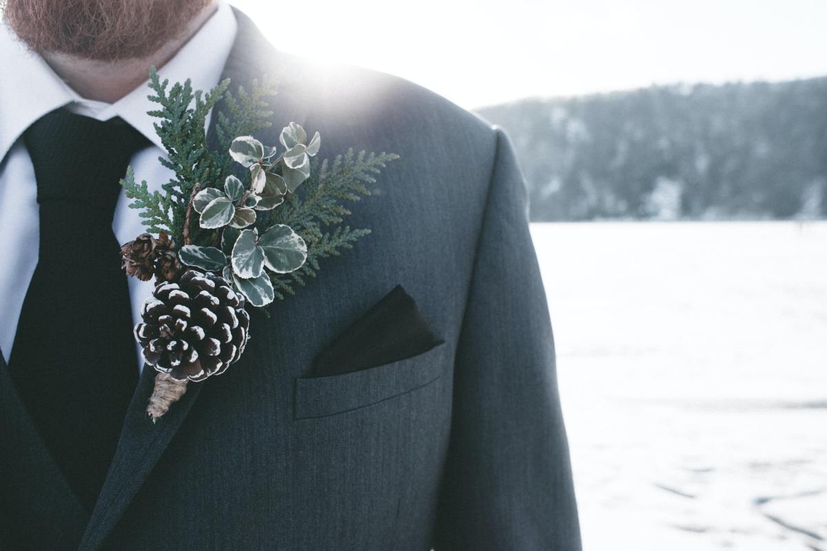 Foto de casamento em close-up da lapela de uma flor