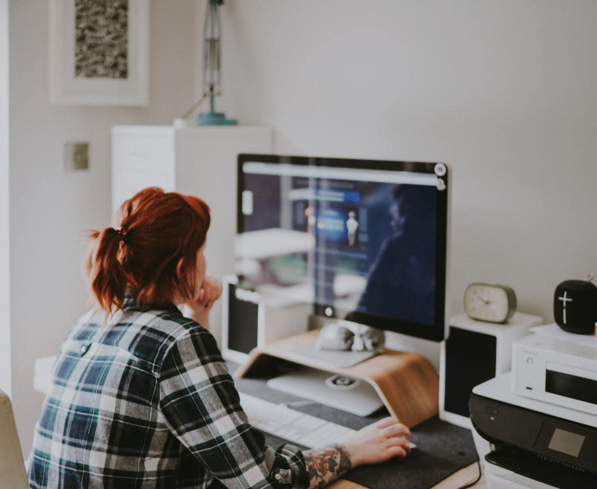 Mujer editando imágenes