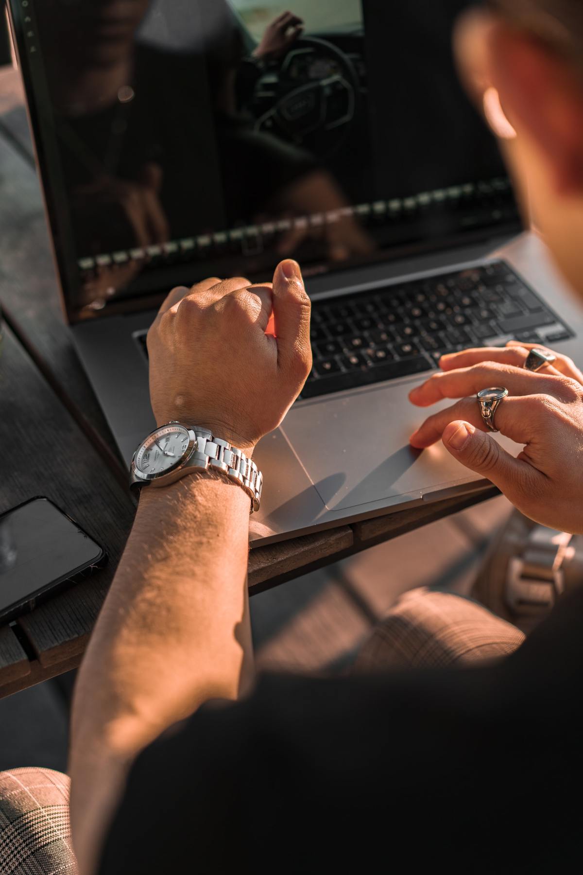 Homme éditant des images sur un MacBook