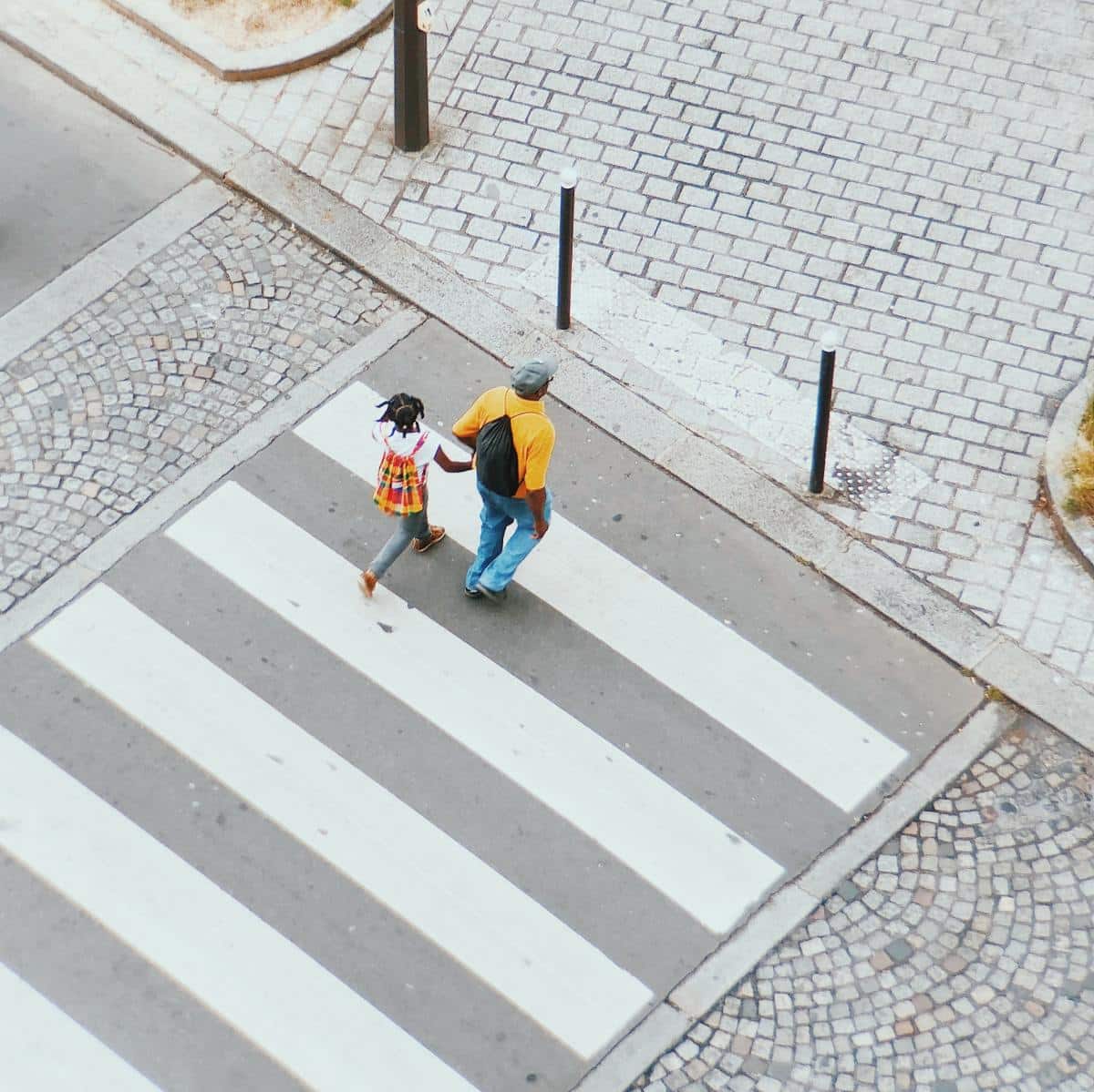 Papá e hija cruzan la calle