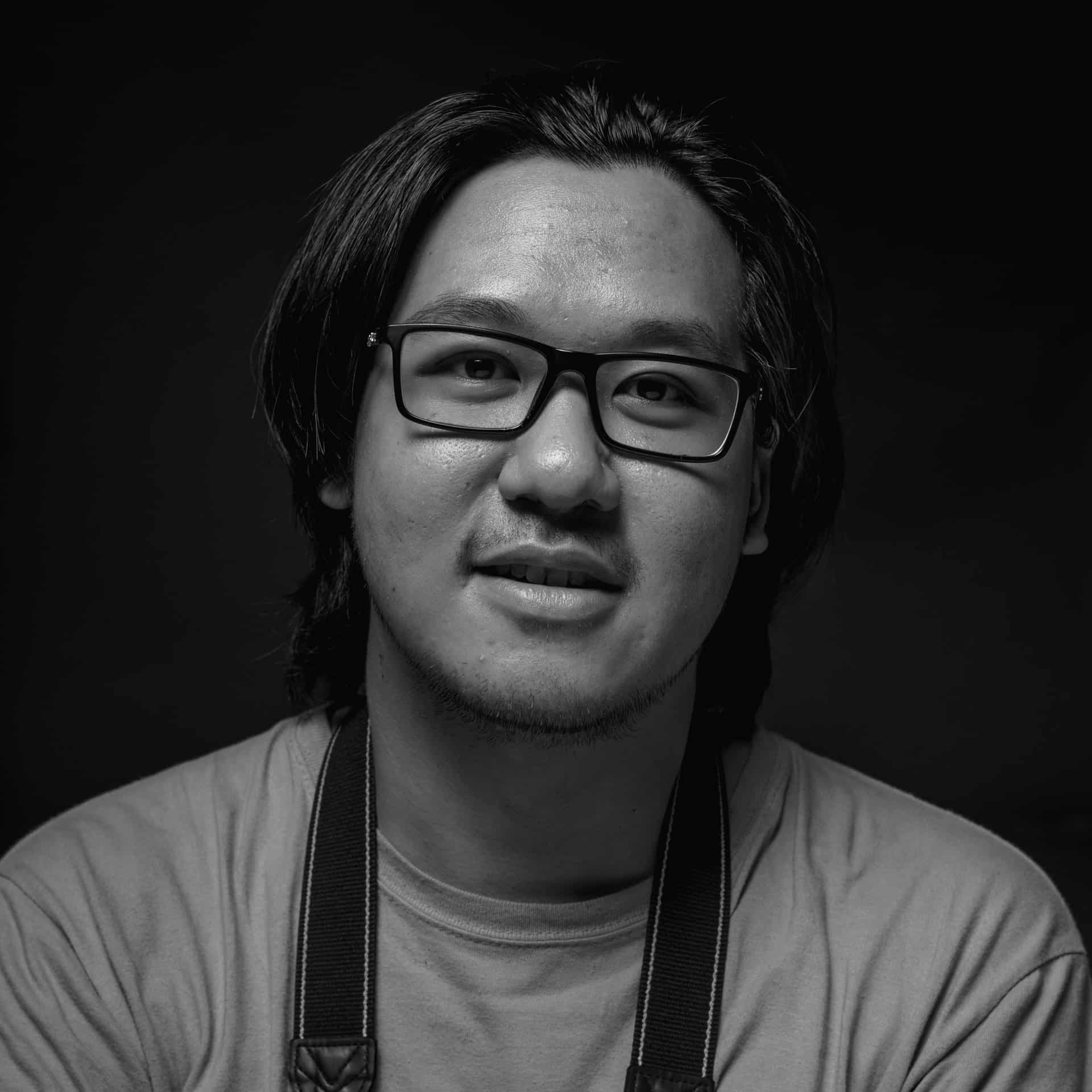 foto en blanco y negro de un hombre con gafas