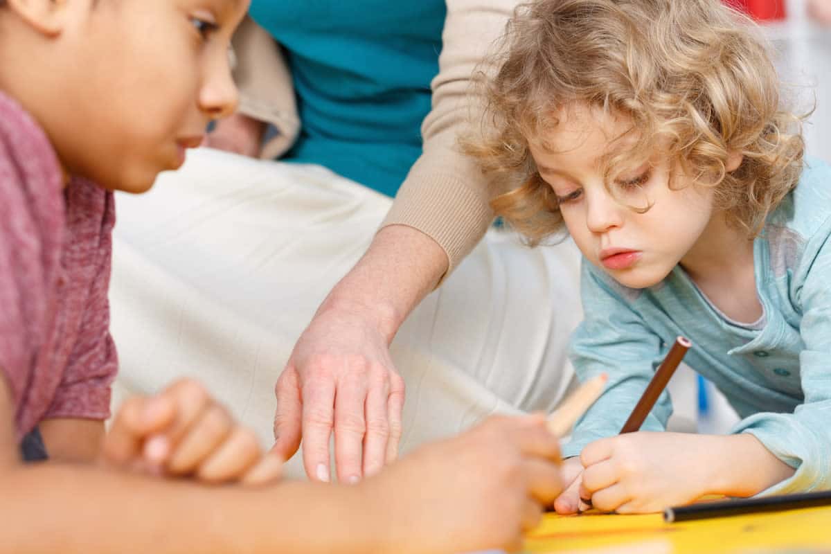 meninos desenhando durante as aulas-PVJU2HG