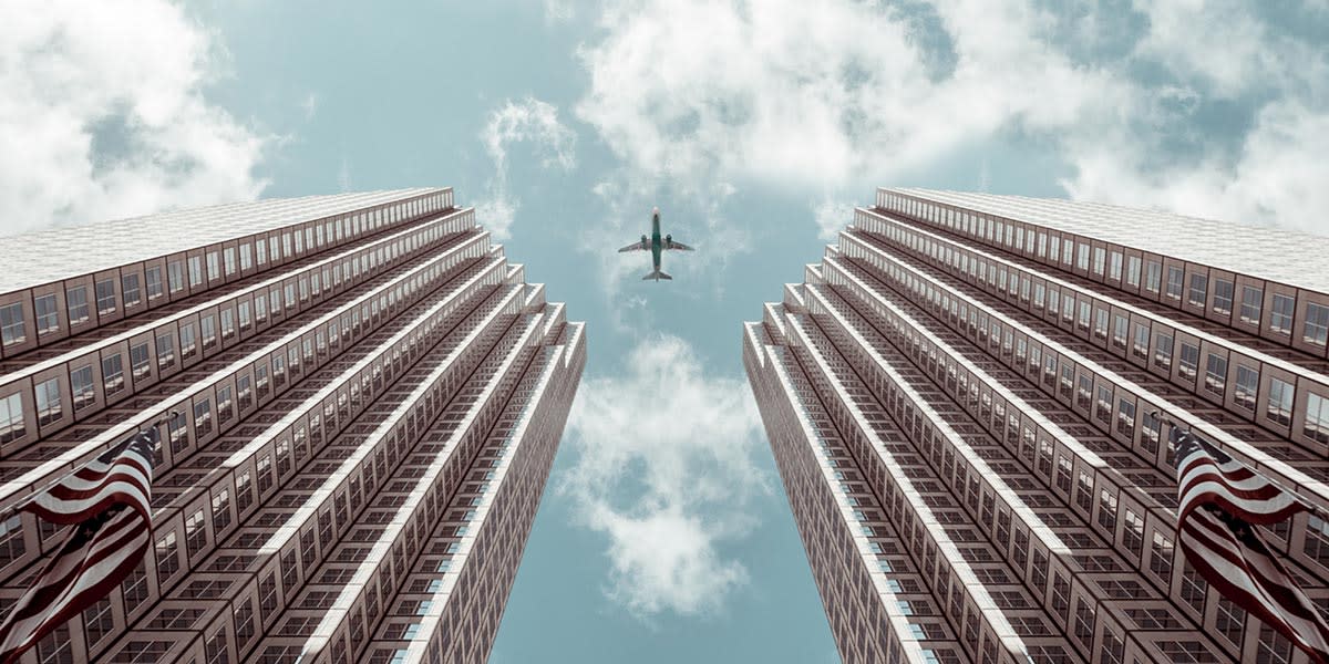 pesquisa de edifícios com um avião no meio