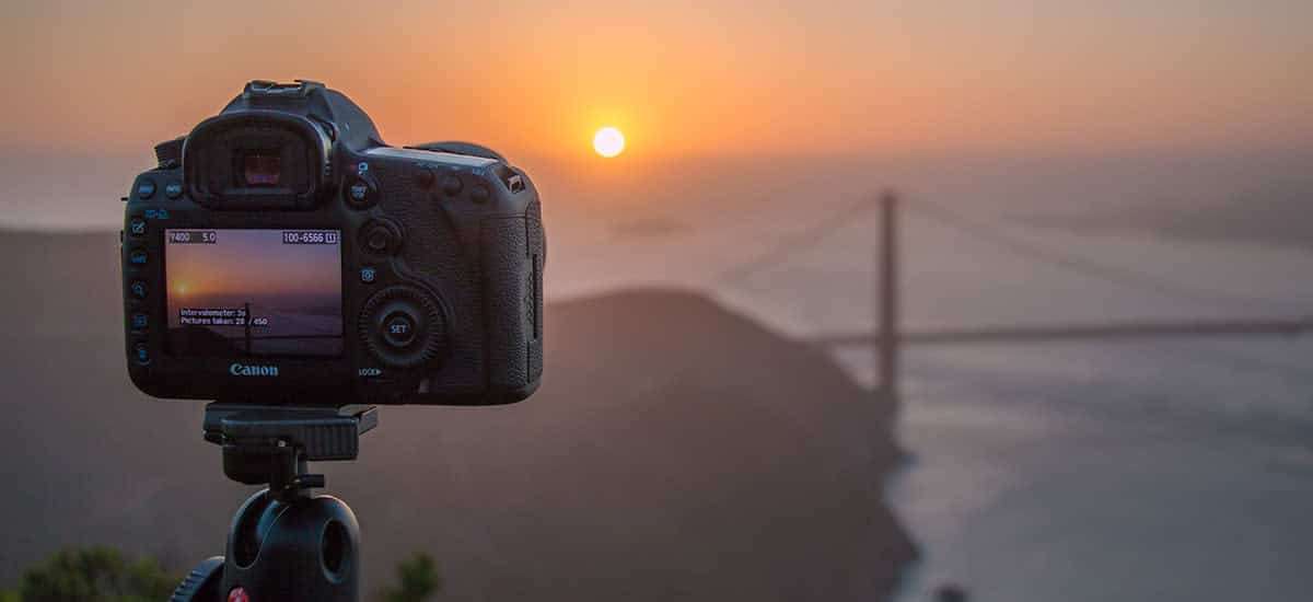 câmera no pôr do sol na ponte dourada