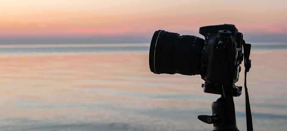 appareil photo sur trépied au coucher du soleil