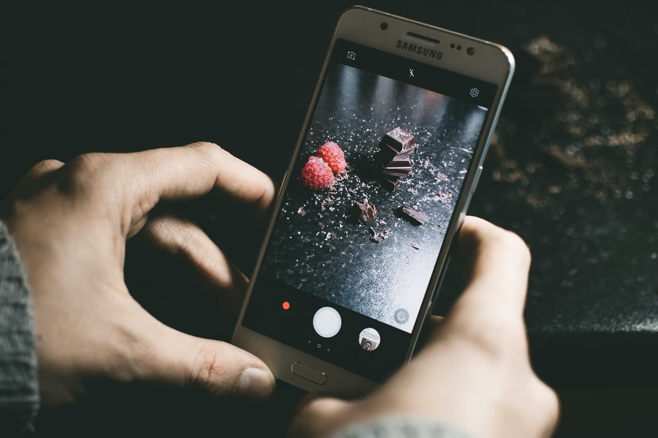 téléphone portable prenant des photos de nourriture