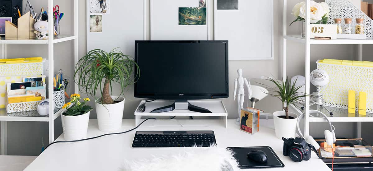 moniteur bon marché sur bureau blanc