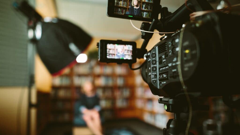 câmera de cinema gravando entrevista sobre história pessoal