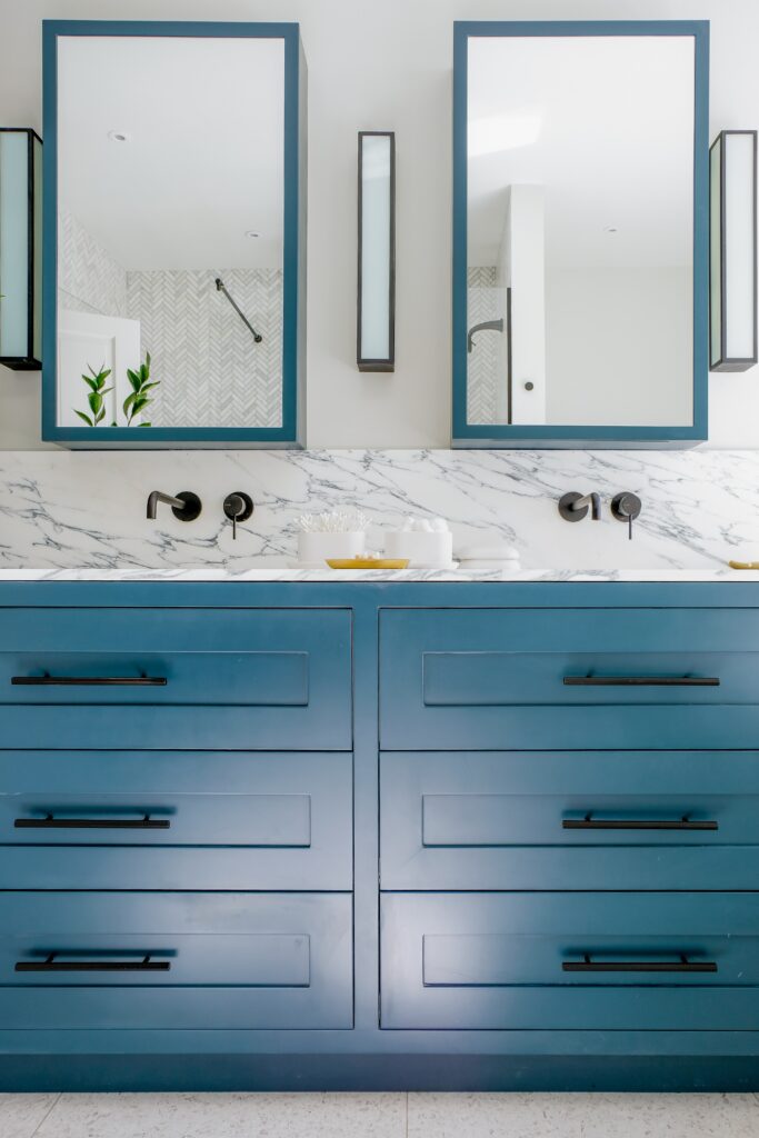 salle de bain élégante et colorée avec miroirs