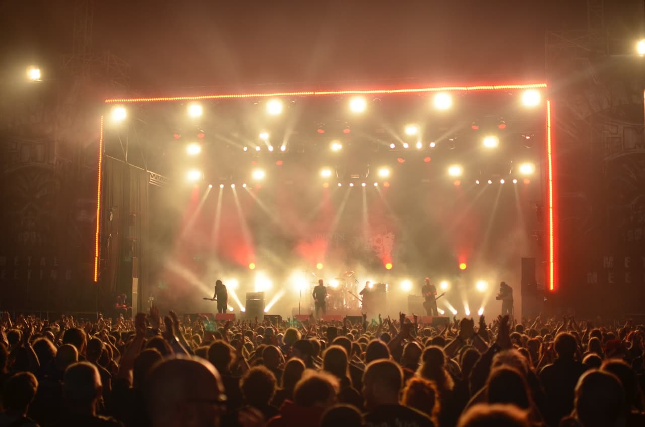 lumières de la scène de concert et foule