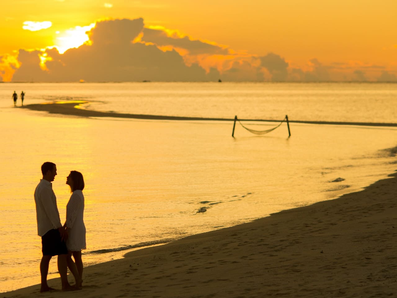 Casal ao pôr do sol