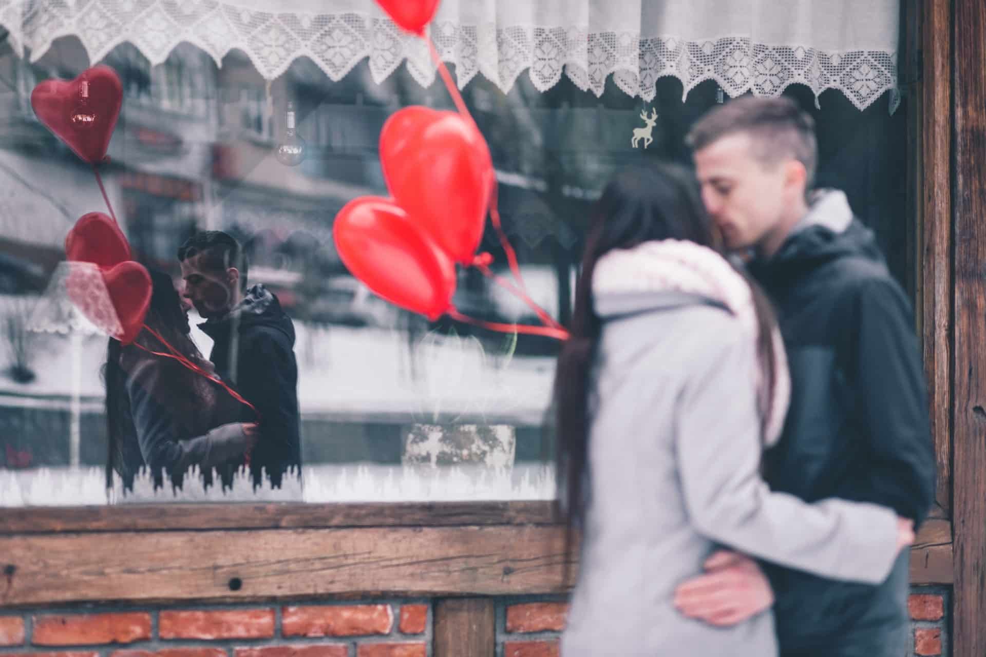 pareja con globos de corazón