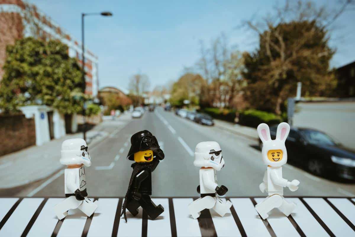 macro lego marchant comme les beatles 