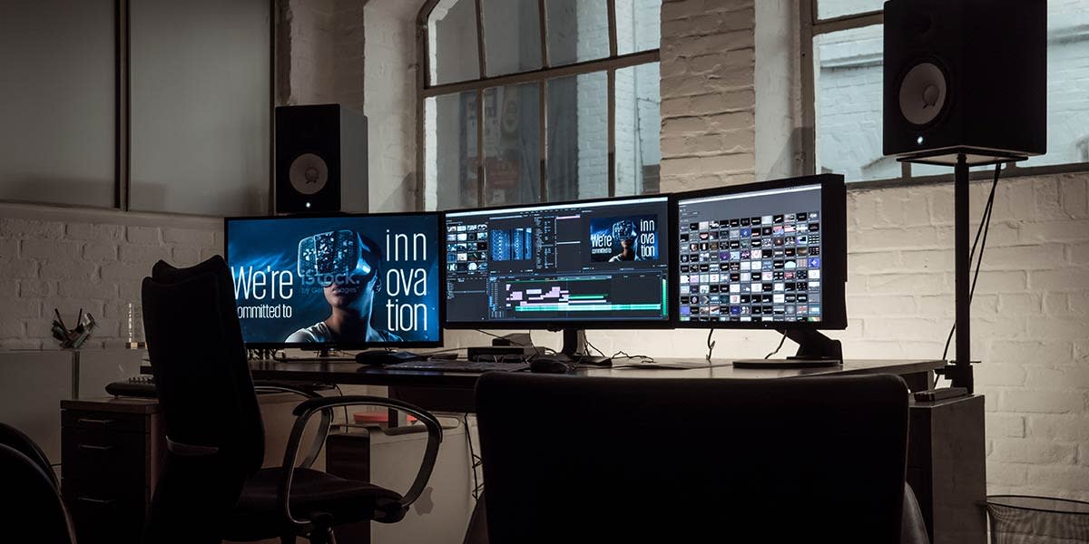 escritorio-con-3-monitores-software-de-edición-de-vídeo