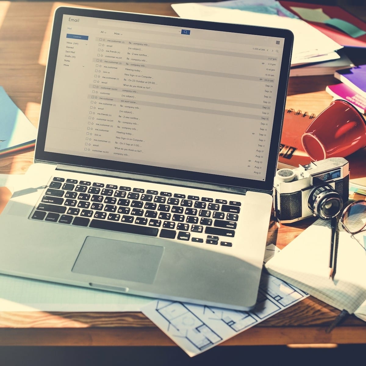 email-correspondence-wireless-communication-PK3JEDY