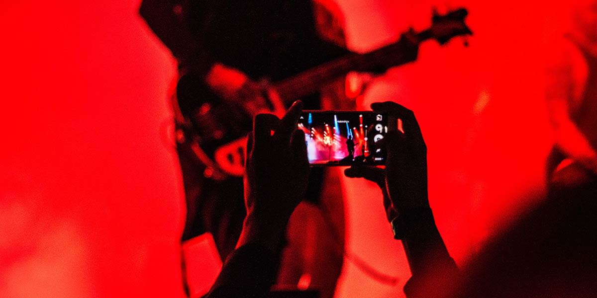 filmando um show com um smartphone