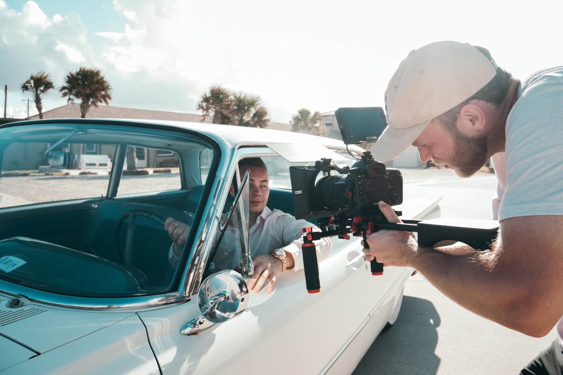 filmando um homem em um carro